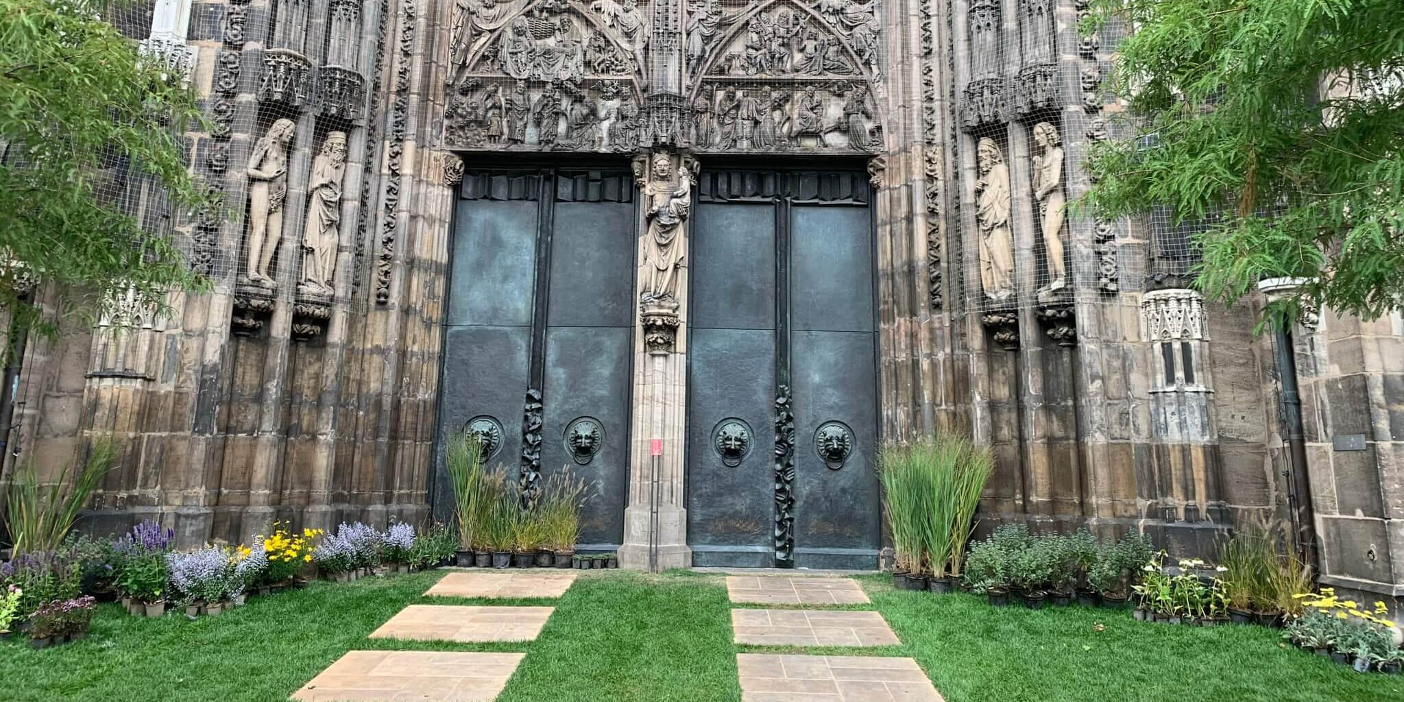 Portal der Lorenzkirche mit Grün davor