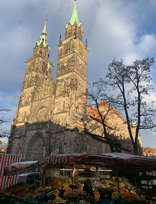 Lorenzkirche, im Vordergrund ein Marktstand